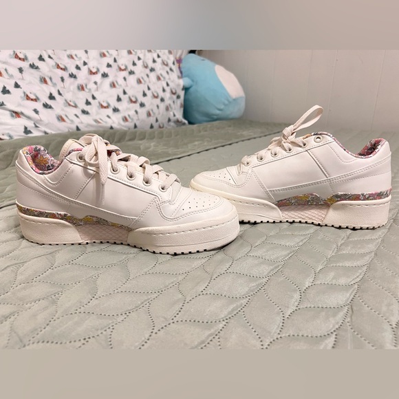 Converse Sneakers with Floral Details - Picture 2 of 8